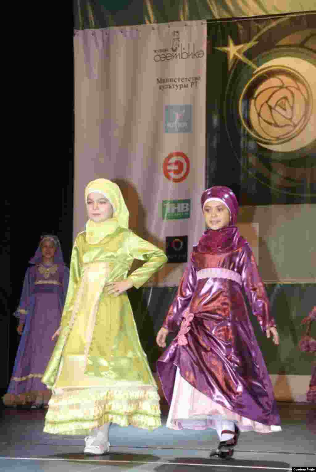 Казанда беренче тапкыр "Islamic clothes" халыкара мөселман модасы бәйгесе узды. Анда хатын-кызлар, ирләр һәм балалар өчен коллекцияләр тәкъдим ителде. Бәйгедә гомумән 40 модельер катнашты. Һәм 51 коллекциянең 10-ысы финалга узды. Дизайнерларның эше Pret-a-porte", "Du Luxe" һәм “Милли костюм” номинацияләре нигезендә бәяләнде. Беренче номинациядә жюри гран-при бирмәде. Калган ике номинациядә дә Казаннар җиңде: Эльмира Хаматова һәм Наҗия Вәлиева.