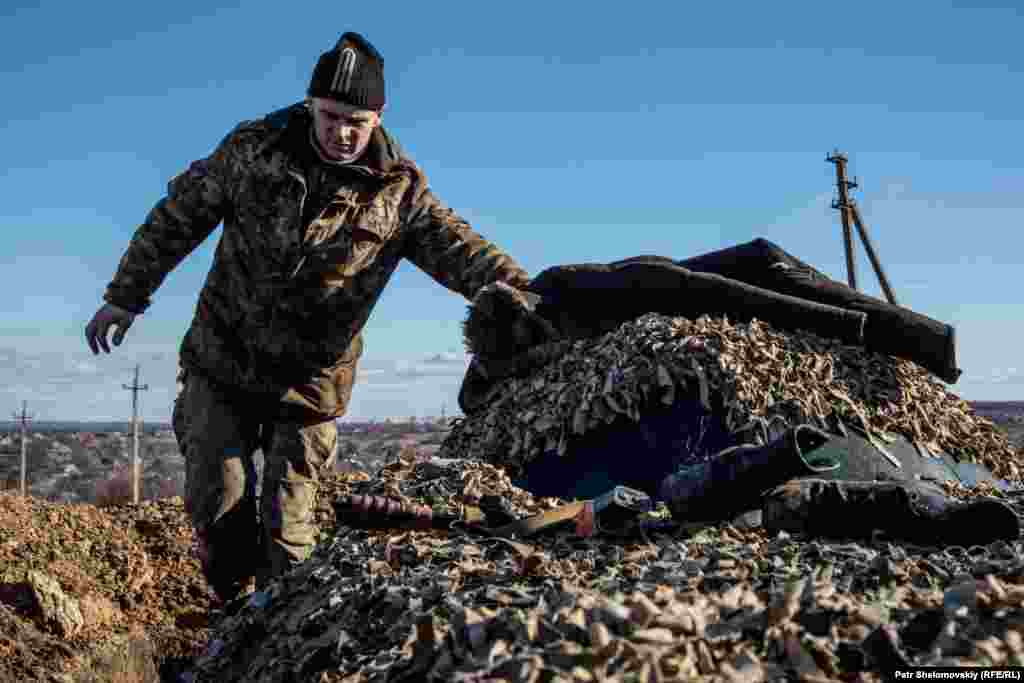 Украинский военный на позициях у Зайцево. 
