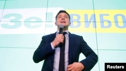 Відео, яке обурило прихильників кандидата Володимира Зеленського, базується на його рекламному відеоролику, який з’явився зранку 10 квітня