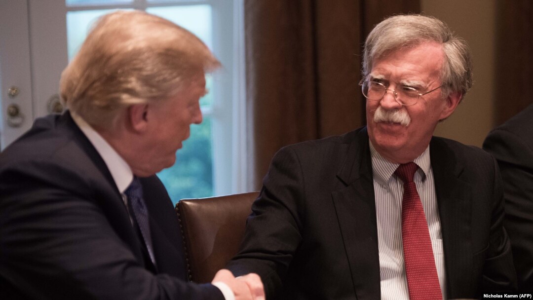 Donald Trump (solda) və John Bolton 