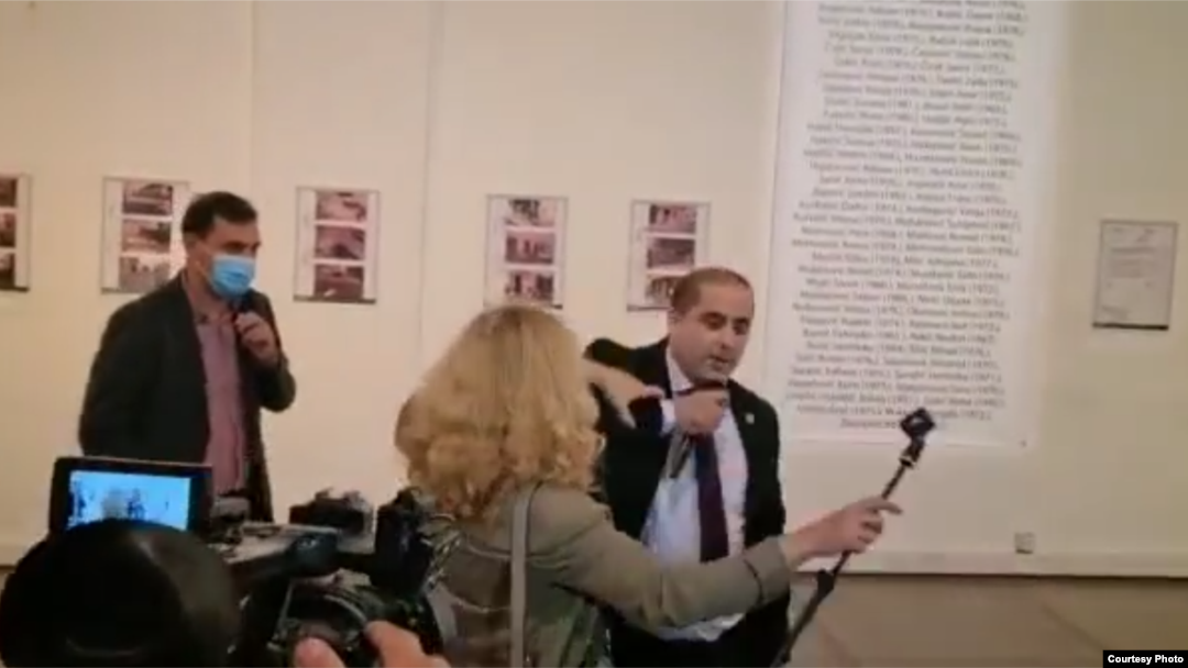 Upad lidera Srpske desnice Miše Vacića na izložbu posvećenu zločinu na Tuzlanskoj kapiji u Centru za kulturnu dekontaminaciju u Beogradu, 9. oktobar 2020. 
