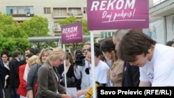 Prikupljanje potpisa podrške za REKOM, Podgorica, april 2011.