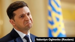Комік і актор Володимир Зеленський відразу піcля зйомки для серіалу «Слуга народу», де він грає роль президента України Василя Голобородька. Київ, 6 березня 2019 року