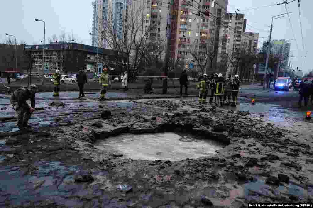 Киевта Лукьяновская метро станциясе янында Русия авиаһөҗүменнән соң чокыр барлыкка килгән. 2025 елның 18 гыйнвары.&nbsp; &nbsp;