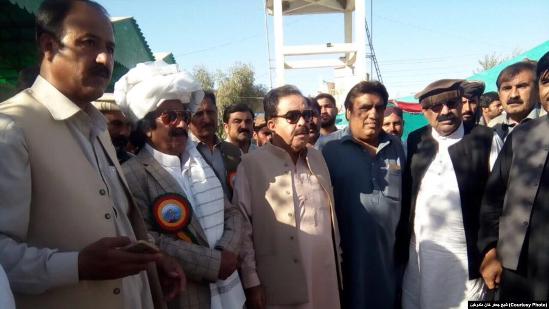 د بلوچستان ټرانسپورټ وزیر جعفر خان مندوخېل په ژوب کې د یوې پرمختیايي منصوبې لیدنه کوي
