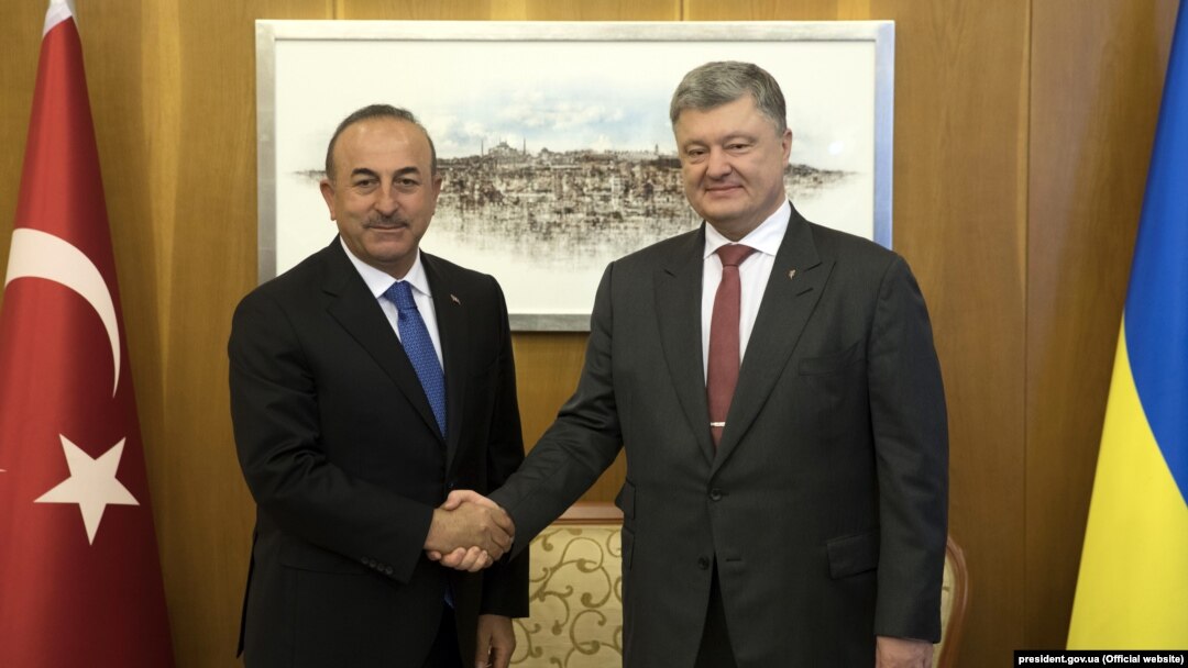 Президент України Петро Порошенко (праворуч) і міністр закордонних справ Туреччини Мевлют Чавушоглу. Стамбул, 9 квітня 2018 року 