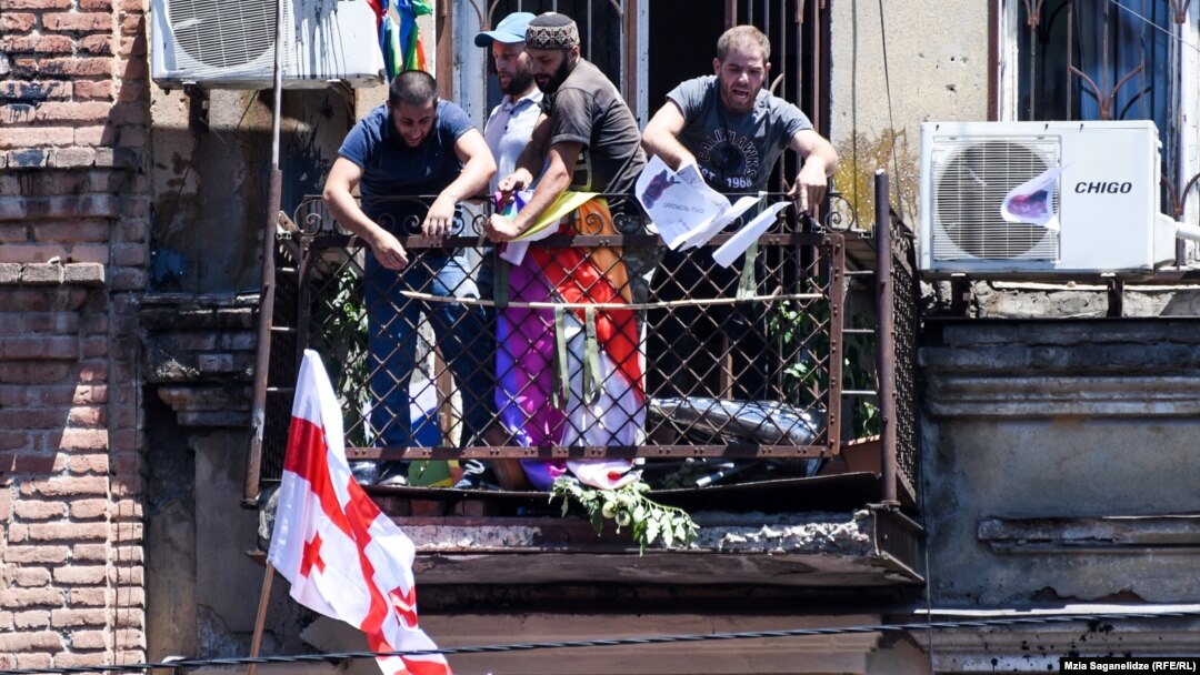Protestatarii violenți au pătruns în sediul Tbilisi Pride și l-au distrus.