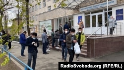 МОЗ України дозволило вакционувати китайських громадян. Вони змогли отримати щеплення, зокрема, у «Консультативно-діагностичному центрі» Печерського району Києва, 26 квітня 2021 року
