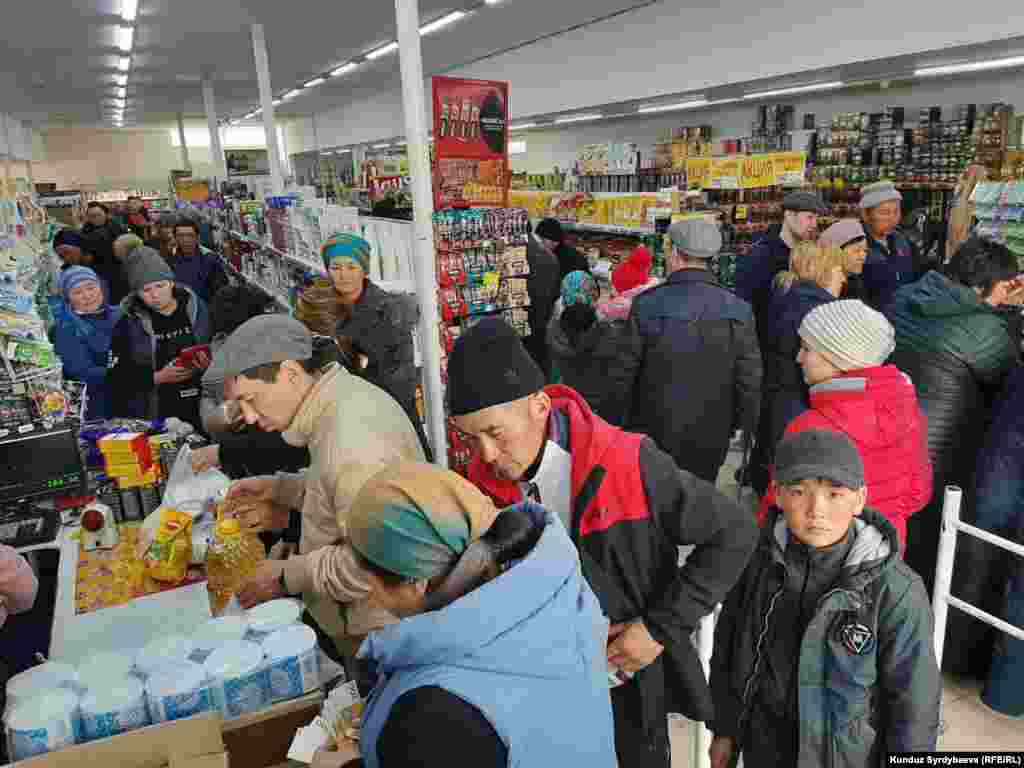 Қырғызстан, 15 наурыз: Тұрғындар саны жағынан Қырғызстандағы төртінші ірі қала - Караколдағы дүкенде кезекке тұрған адамдар. 18 наурызда Қырғызстанда вирус жұққан алғашқы адам анықталды. 