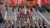 Российские военнослужащие маршируют колоннами на военном параде на Красной площади. Москва, 9 мая 2025 года