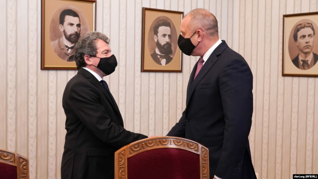 Председателят на парламентарната група на ГЕРБ Тошко Йорданов и президентът Румен Радев