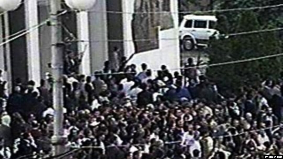 Residents of Makhachkala, Daghestan, protest over inadequate heating and electricity in 2008