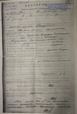 1986 жылғы Желтоқсан оқиғасына қатысқан Алматы тігін фабрикасының 19 жастағы жұмысшысы Анаргүл Садықованы Алматы қаласы милиция басқармасындағы тергеудің хаттамасы. Алматы, 18 желтоқсан 1986 жыл.