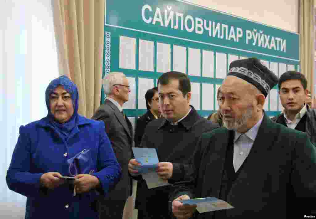 Өзбекстан заңы бойынша, сайлаушылардың 33 пайыздан астамы дауыс берсе, сайлау өткен болып есептеледі. Суретте: Ташкенттегі сайлау учаскесіне келген адамдар. 4 желтоқсан 2016 жыл. 