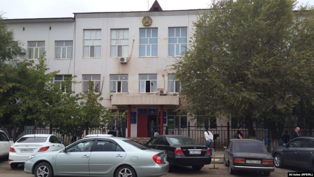 У здания суда в городе Актобе