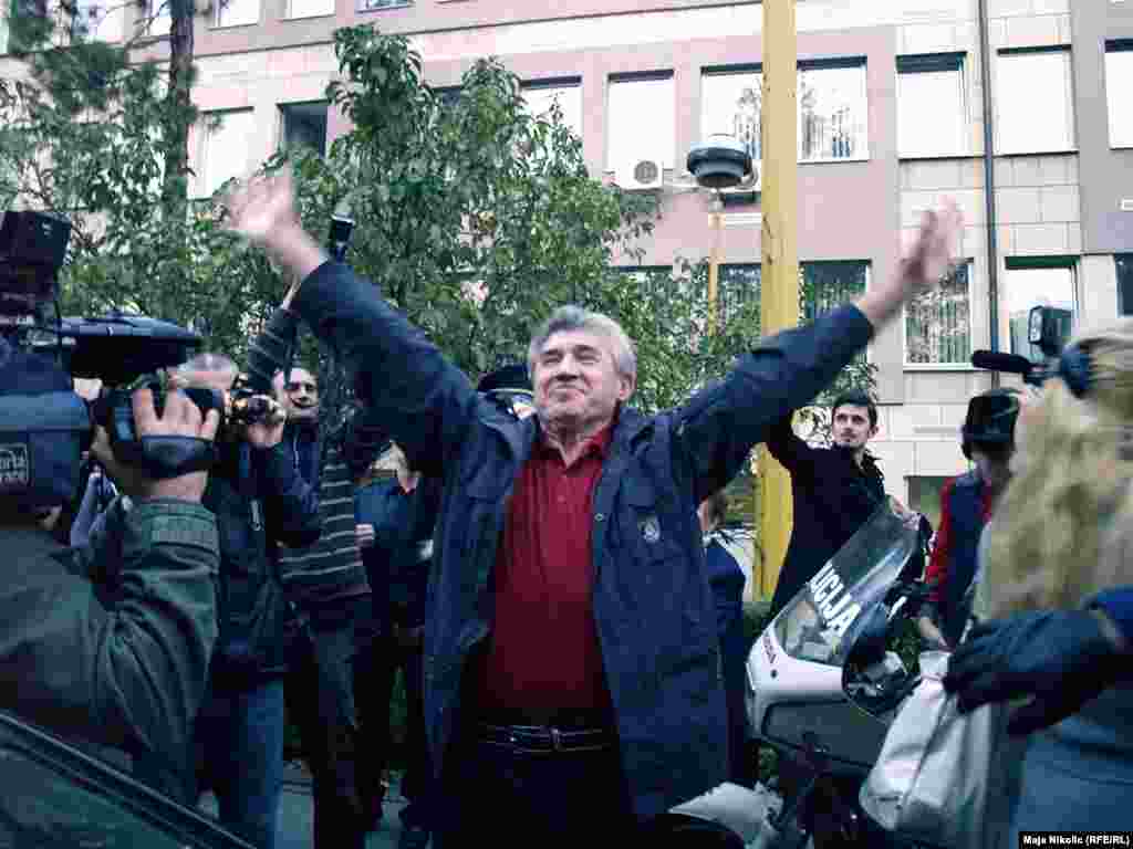 BiH - Ilija Jurišić, kome je ukinuta presuda kojom je bio osuđen na 12 godina zatvora zbog napada na tuzlansku kolonu JNA u maju 1992. godine, stigao je u Tuzlu, gde ga je dočekalo nekoliko hiljada sugrađana, 11.10.2010.