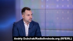 «Якщо ТСК йде за медійною версією – це не робить їй честі», – заявив Арестович