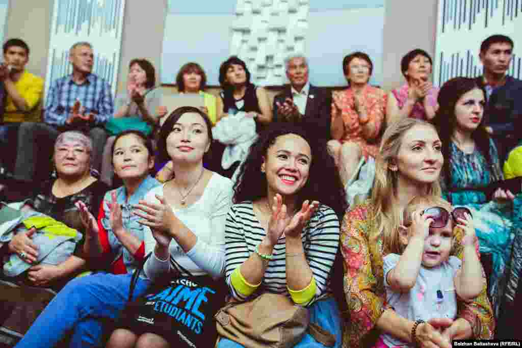 Зрители аплодируют победителям конкурса «Шебер».