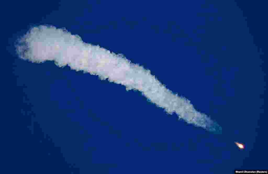 «Союз МС-10» продолжает полет. 