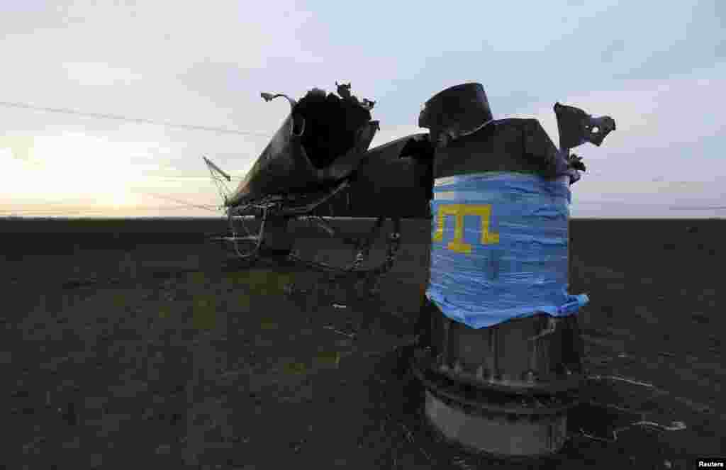 Электр желісінің жарылған тіреулерінің бірі. Қырым блокадасы азаматтық акциясы белсенділері құлаған тіреуге ешкімді жібермей тұр. 