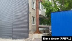 После взрыва отопительного котла, установленного в подвале пятиэтажного дома № 4, за счет средств, перечисленных казахстанцами в Фонд помощи пострадавшим в Шахане, для жителей пострадавшего дома сделали модульную котельную. Но жители считают ее тоже небезопасной и требуют построить в поселке центральную котельную.
