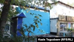 Металлическое заграждение перед центральными воротами СИЗО, предназначенное для предотвращения тарана. Алматы, 4 октября 2016 года.