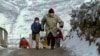 Otac i sin pokušavaju da izbegnu snajpersku paljbu, Sarajevo 4. januar 1993.