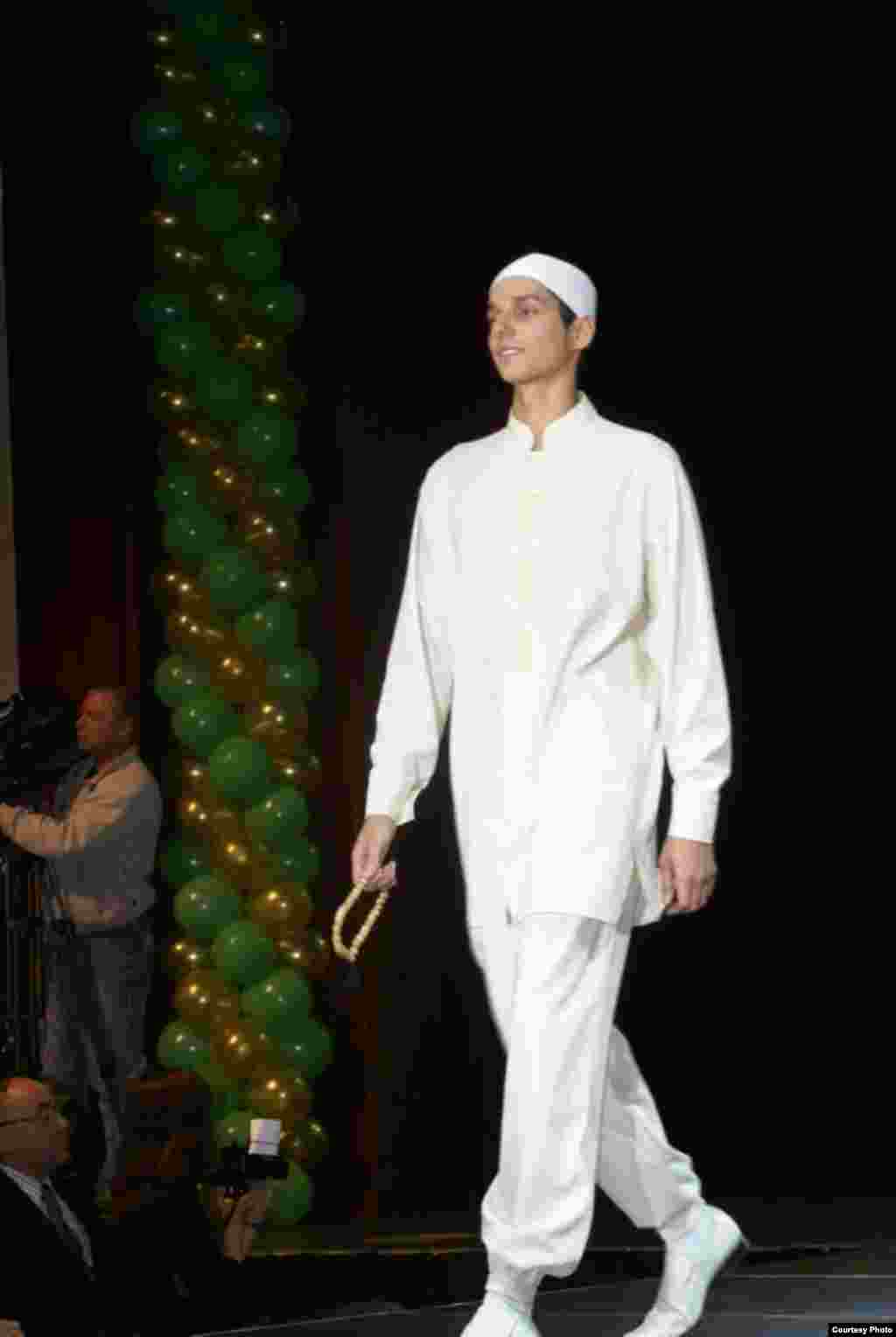 Казанда беренче тапкыр "Islamic clothes" халыкара мөселман модасы бәйгесе узды. Анда хатын-кызлар, ирләр һәм балалар өчен коллекцияләр тәкъдим ителде. Бәйгедә гомумән 40 модельер катнашты. Һәм 51 коллекциянең 10-ысы финалга узды. Дизайнерларның эше Pret-a-porte", "Du Luxe" һәм “Милли костюм” номинацияләре нигезендә бәяләнде. Беренче номинациядә жюри гран-при бирмәде. Калган ике номинациядә дә Казаннар җиңде: Эльмира Хаматова һәм Наҗия Вәлиева.
