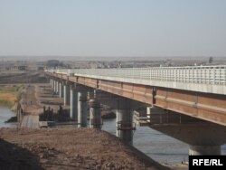 Пули "Дӯстӣ" бар фарози рӯди Ому дар марзи миёни Тоҷикистон ва Афғонистон.