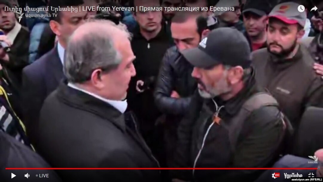 Президент Вірменії Армен Сарґсян (ліворуч) розмовляє з лідером опозиційного руху Ніколом Пашіняном на мітингу на площі Республіки в Єревані, 21 квітня 2018 рjre