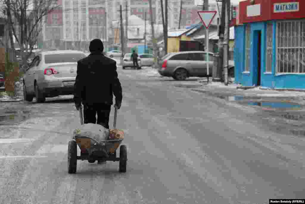 Көмір тасып жүрген адам. Тұрғындар үшін көмір – ең арзан отын. Себебі, Астанаға газ тартылмаған. Ал мазут, ғимарат жылытатын жанармай түрлері, электр қуаты көмірден қымбат.