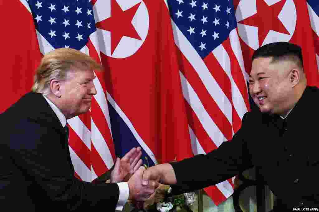 АКШ президенты Дональд Трамп 27 февральдә Вьетнам башкаласы Һанойда Төньяк Кореа башлыгы Киа Чен Ын белән очрашып сөйләшкәннән соң кул кысыша.(AFP/Saul Loeb)