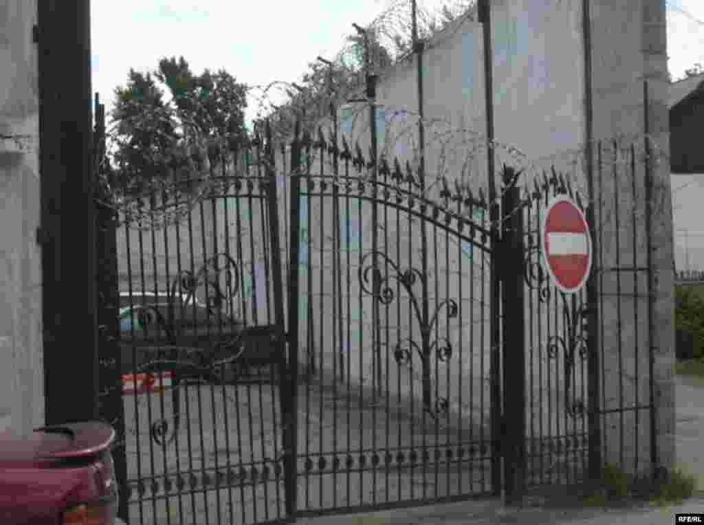 Kazakhstan – Prison. Gates to the Kazakh KNB Detention center. Astana, 04Jun2009 - За этими воротами - следственный изолятор КНБ. Астана, 4 июня 2009 года.