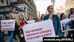 Головна редакторка Tut.by Марина Золотова (праворуч) і журналісти під час акції солідарності із затриманими колегами. Мінськ 3 вересня 2020 року
