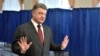 Президент Украины Петр Порошенко отвечает на вопросы журналистов после голосования на местных выборах. Киев, 25 октября 2015 года.