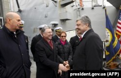 Курт Волкер, специальный представитель Госдепартамента, встречается с Петром Порошенко на борту американского эсминца "Дональд Кук"