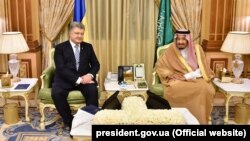 Президент України Петро Порошенко і король Саудівської Аравії Салман бін Абдулазіз Аль Сауд. 
