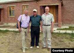 Директор ТОО "Вибромаш УК" Анатолий Ковшик (слева), директор крестьянского хозяйства Василий Воропай (в центре). 10 августа 2012 года. Фото Анатолия Ковшика.