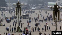 Туристер көбіне 1989 жылы қанды қырғын болған Тяньаньмэнь алаңын көруге келеді. Пекин, 4 маусым 2012 жыл.