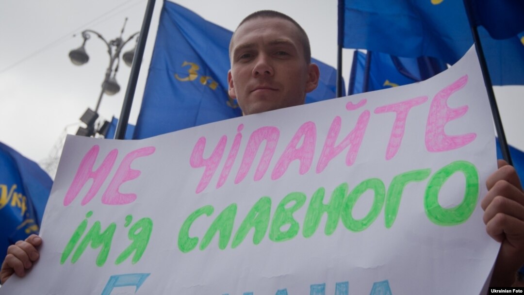 Учасник акції протесту біля будівлі Київради проти переіменування вулиці Мазепи, 8 липня 2010 року
