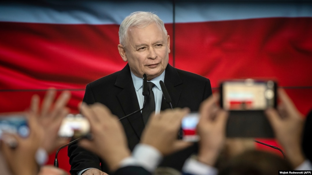 Ярослав Качински, лидер на управляващата партия в Полша "Право и справедливост", дава пресконференция след изборите през 2019, които бяха най-успешните за ПиС.