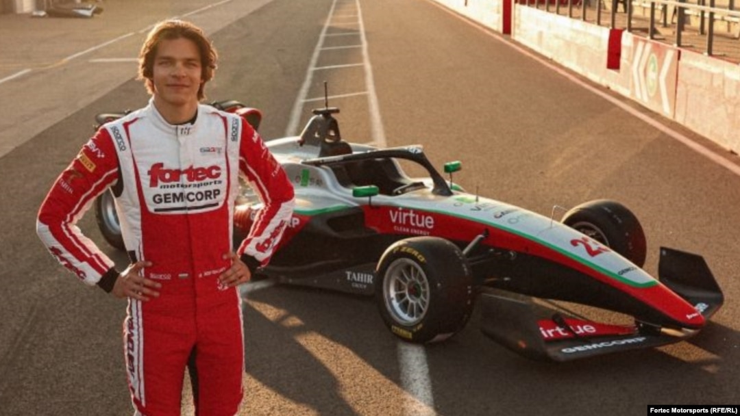 Стефан Бостанджиев позира с екипа и болида на новия си отбор Fortec Motorsports, 20 март 2025 г.