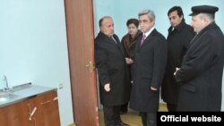 Armenia -- President Serzh Sarkisian (C) inspects a newly built apartment in Gyumri on December 23, 2009.