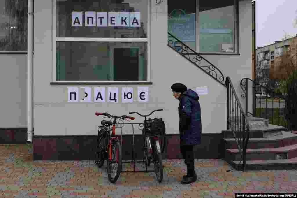 Работающая аптека в Покровске. Большим сюрпризом для меня стало то, что кроме аптек, кафе и книжного магазина в городе остался Apple Store. В начале декабря магазин всё еще работал. Хотя, возможно, пока я подготовил эту галерею, он уже закрылся&nbsp;