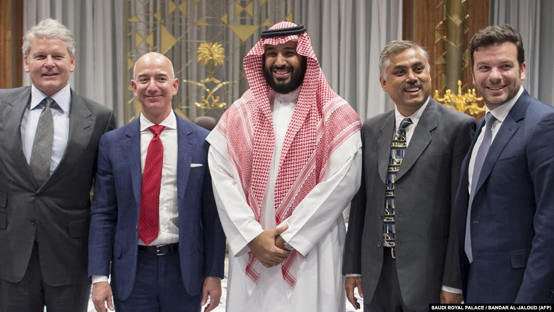 Saudijski prestolonaslednik Mohamed bin Salman (u sredini) sa šefom Amazona Džefom Bezosom (drugi s leva), 9. novembar 2016.