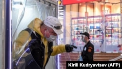 Ռուսաստան - Մոսկովյան առևտրի կենտրոնի հաճախորդը դուրս է գալիս ախտահանման խցիկից, 1-ը հունիսի, 2020թ.
