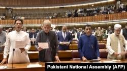 په تصویر کې عمران خان او نور لوړه کوي. د ۲۰۱۸ ز کال ۱۳م اګست 