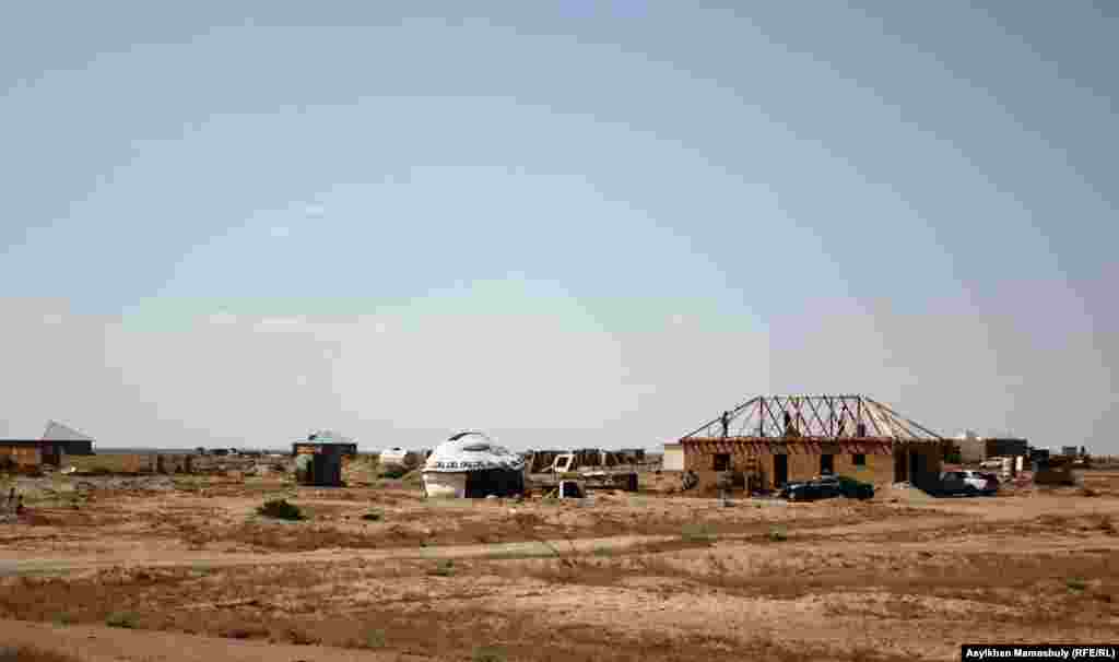 Жаңадан салынып жатқан үйлерге су мен жарық тартылмаған.