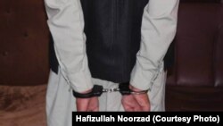 ارشیف، فراه کې د نشهیي موادو یو نیول شوی قاچاق کوونکی او پلورونکی