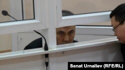 Бывший гендиректор компании «Жайыктеплоэнерго» Нурлыбек Киреев и адвокат Руслан Шагатаев в зале суда. Уральск, 20 декабря 2016 года.